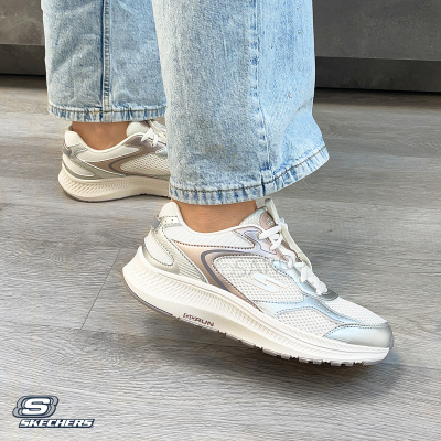 Ténis Skechers brancos com detalhes cinzentos e bege usados com calças de ganga