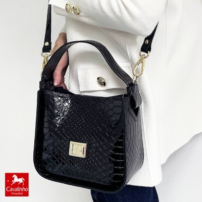 Mala de ombro preta em padrão imitação pele de crocodilo com fecho dourado
