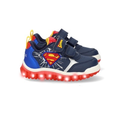 Ténis infantis azuis com luzes vermelhas na sola e símbolo do Superman