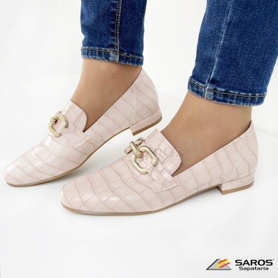 Mocassins bege claro com textura de couro croco e fivela dourada