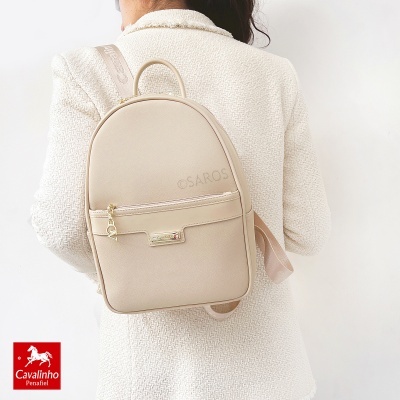 Mochila bege clara com fecho e detalhe metálico dourado da marca CavaliNho Penafiel