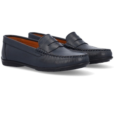 Par de mocassins azul escuro em pele com interior castanho