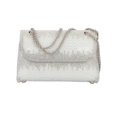 Mala pequena prata com corrente metálica prateada