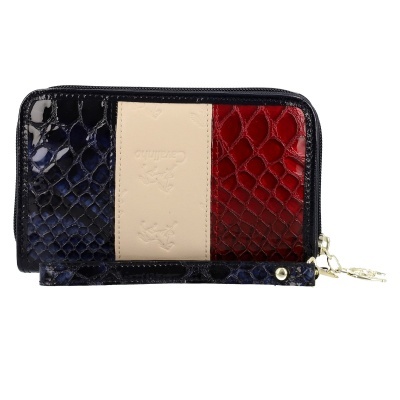 Carteira feminina com textura de pele de cobra em azul escuro, creme e vermelho com fecho e alça.