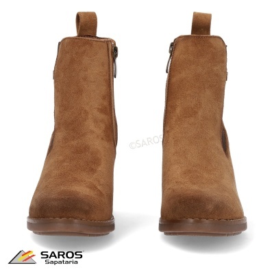 Botas castanhas de camurça com fecho lateral sobre fundo branco