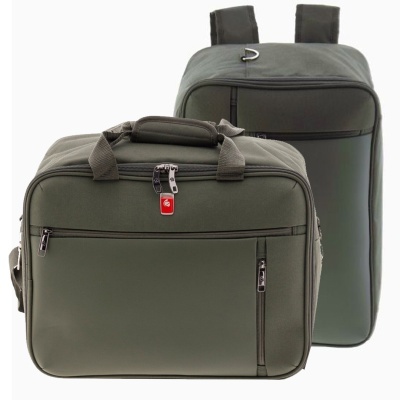 Mochila e mala de mão verdes escuros com fechos metálicos e bolsos