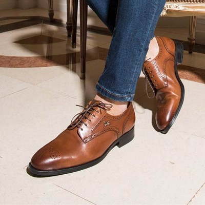 Sapatos de couro oxford castanhos com detalhes perfurados