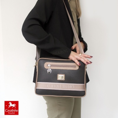 Mala de ombro preta e bege com escrita CAVALINHO e fecho de zíper frontal