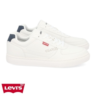 Ténis brancos Levi's com detalhe vermelho da marca na lateral