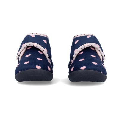 Chinelos infantis azuis escuros com corações rosa e fecho em velcro branco com pontos pretos