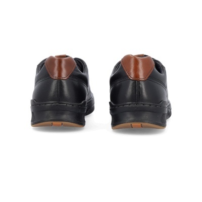 Par de sapatos masculinos pretos com detalhes castanhos vistos por trás