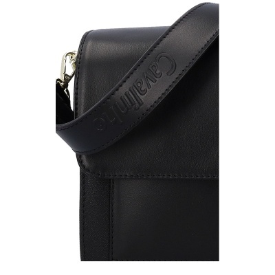 Mala preta de couro com alça larga preta com relevo da marca Calvin Klein