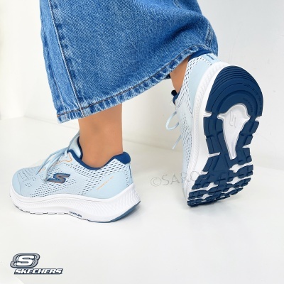 Ténis Skechers azuis claros com detalhes azul escuro e laranja, com sola branca e azul