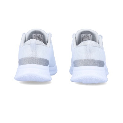 Par de sapatilhas brancas vistas de costas com detalhes cinza prateado no calcanhar