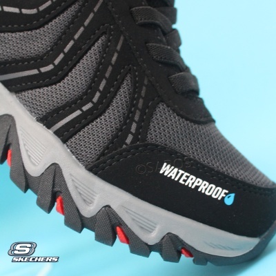Ténis Skechers preto e cinzento com sola robusta e texto WATERPROOF
