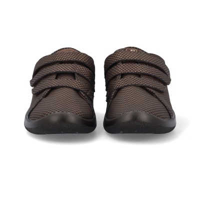 Par de sapatilhas castanhas com velcro duplo e padrão quadriculado