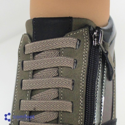 Sapato desportivo verde-oliva com atacadores castanhos e fecho de correr preto lateral