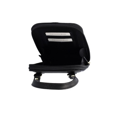 Carteira preta em pele com zíper aberta mostrando interior e etiquetas internas