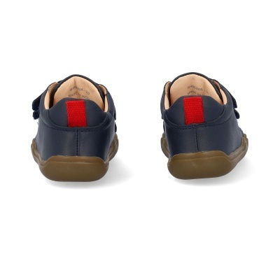 sapatos infantis em pele azul escura com sola castanha e etiqueta vermelha