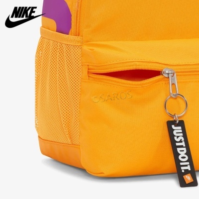 Parte inferior de mochila laranja com bolso, fecho e etiqueta JUST DO IT.