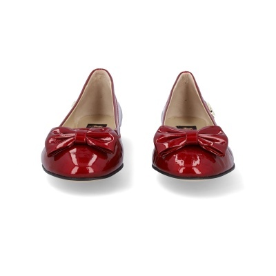 Sapatilhas vermelhas de verniz com laço na frente