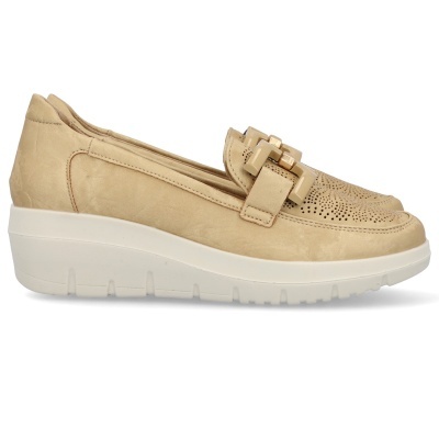 Sapato mocassim bege com sola branca e fivela decorativa