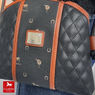 Mala preta com detalhes castanhos e estampas de cavalos e ferraduras