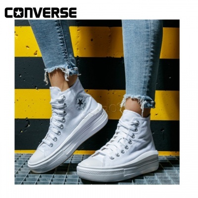 Ténis Converse All Star brancos em tecido de lona com sola grossa branca e atacadores brancos