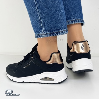 Ténis Skechers pretos com detalhes dourados e sola branca