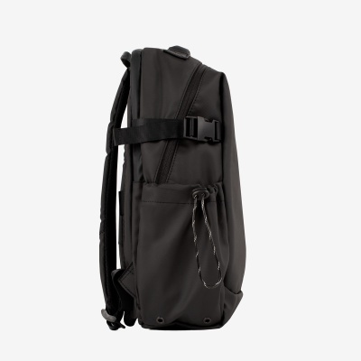 Mochila preta vista de perfil com bolso lateral e fivela