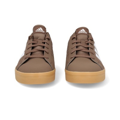 Par de sapatilhas Adidas castanhas com sola caramelo e etiqueta frontal branca