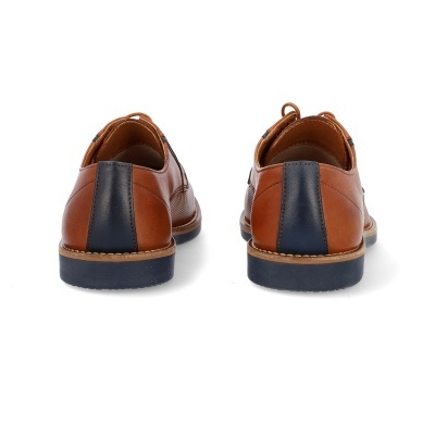 Sapatos de couro castanho com detalhe azul escuro na parte traseira