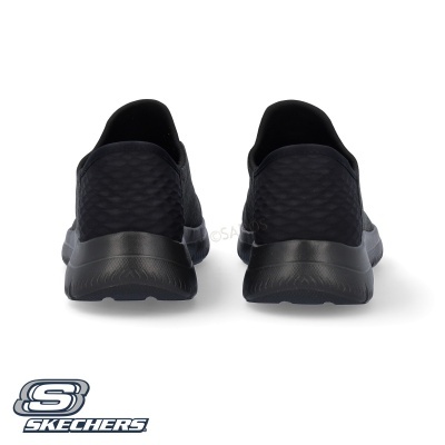 Sapatilhas Skechers pretas vistas de trás com textura em malha e solado cinza escuro