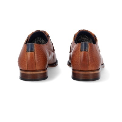 Par de sapatos castanhos em pele vistos de trás