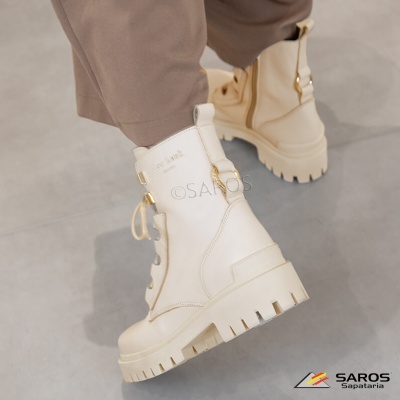 Bota creme com sola grossa e atacadores dourados.