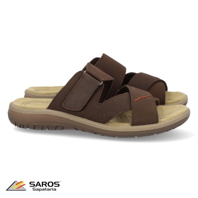 Sandálias masculinas castanhas Saros Sapataria sobre fundo branco