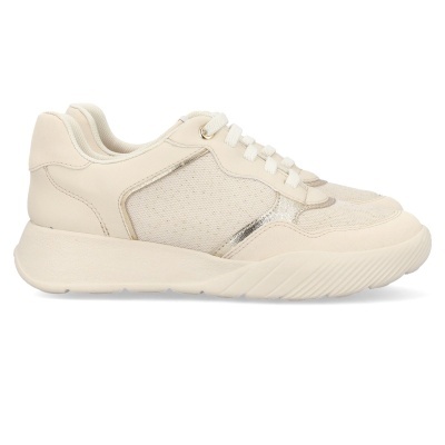 Ténis creme com sola espessa e atacadores brancos em fundo branco