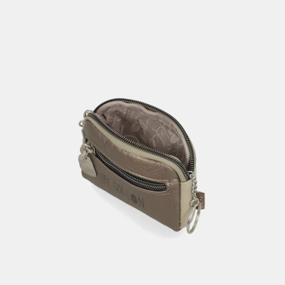 Carteira castanha pequena com fecho de correr e chaveiro metálico