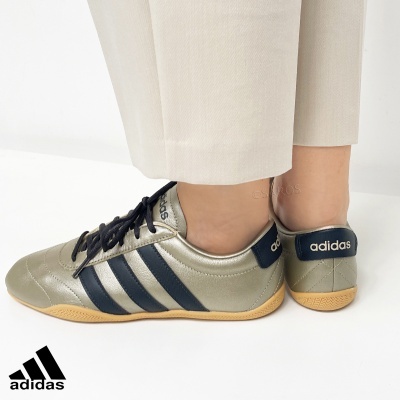 Ténis Adidas cinzentos metálicos com riscas negras e sola bege