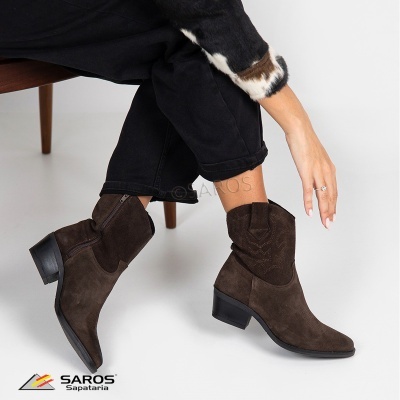 Botas curtas de camurça castanha com salto grosso e bordados