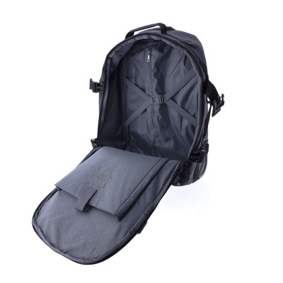 Mala mochila preta com interior cinza e bolso acolchoado aberto