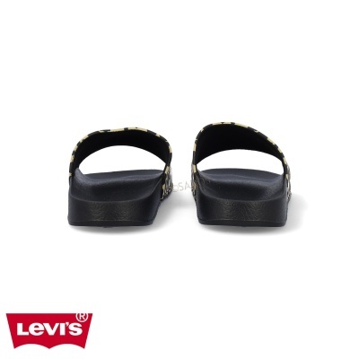 Sandálias slide pretas com tiras camufladas Levi's sobre fundo branco