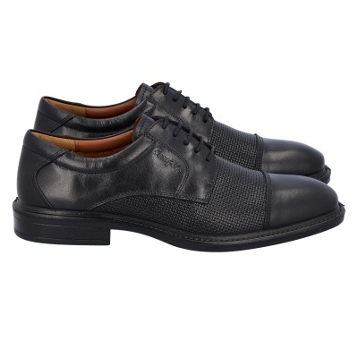 Sapatos masculinos pretos em pele com detalhe texturizado e sola preta.