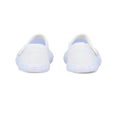 Sapatilhas brancas de tecido vista traseira com etiqueta rosa Conguitos