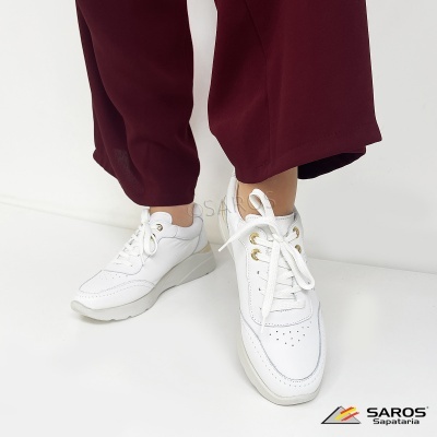 Ténis brancos em pele com atacadores brancos e ilhós dourados