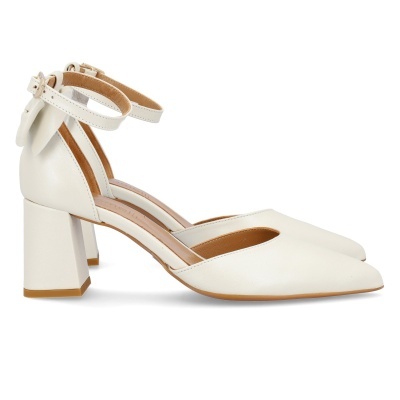Sapatos de salto médio branco com correia de tornozelo e laço