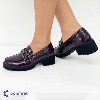 Sapatos tipo mocassim vinho escuro em verniz com sola preta e detalhe metálico