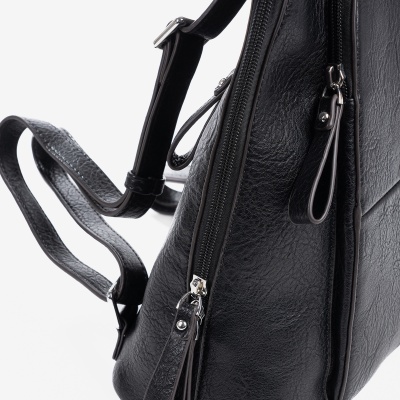 Mochila preta em material tipo couro com fechos de correr prateados