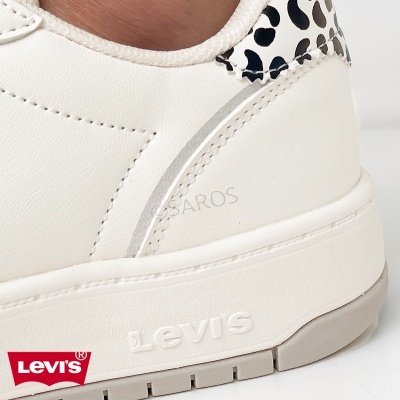 Ténis branco Levis com padrão animal print na parte de trás e sola grossa.