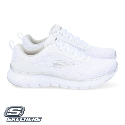 Sapatilhas desportivas Skechers brancas em fundo branco com logo Skechers